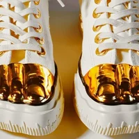 Có gì ở đôi sneakers dát vàng?