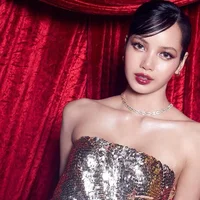 CEO Lisa đi sinh nhật mà như đi trao giải, style ra dáng bà chủ khác hẳn trước kia