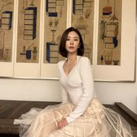 2 nữ phụ mặc đẹp không kém Kim Ji Won trong "Queen of Tears"