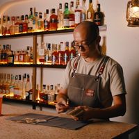 ông chủ quầy Bar kiêm người bói bài Tarot Coner Nguyễn