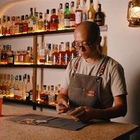 ông chủ quầy Bar kiêm người bói bài Tarot Coner Nguyễn