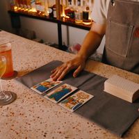 ông chủ quầy Bar kiêm người bói bài Tarot Coner Nguyễn