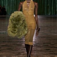 Bella Hadid, Naomi Campbell lăng-xê váy xuyên thấu thảm đỏ LHP Cannes