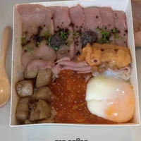 Hộp cơm omakase giá gần 2 triệu được ship tận nhà khiến dân mạng "sôi sục": Thế này thì mất một nửa giá trị rồi còn gì?