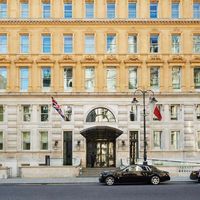 Giới siêu giàu London dùng bút máy kim cương, thuê giúp việc tốn 11 tỷ