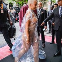 Doja Cat quấn khăn tắm, mặc đồ ướt dự Met Gala 2024