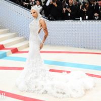 Doja Cat quấn khăn tắm, mặc đồ ướt dự Met Gala 2024
