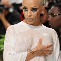 Doja Cat quấn khăn tắm, mặc đồ ướt dự Met Gala 2024