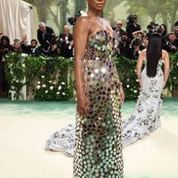 Xu hướng đầm ánh bạc càn quét thảm đỏ Met Gala 2024