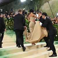 Tyla mặc đầm làm từ cát đến Met Gala 2024