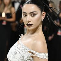 Phong cách trang điểm Goth chiếm lĩnh thảm xanh Met Gala 2024