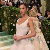 Bruna Marquezine sánh vai huyền thoại Uma Thurman trong đầm hoa Tory Burch