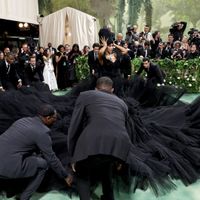 Những bộ cánh thời trang kỳ dị nhất thảm đỏ Met Gala 2024