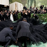 Những bộ cánh thời trang kỳ dị nhất thảm đỏ Met Gala 2024