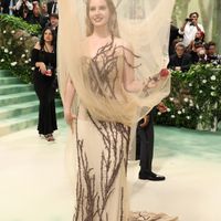 Những bộ cánh thời trang kỳ dị nhất thảm đỏ Met Gala 2024
