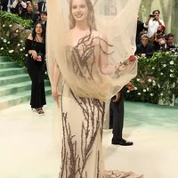 Những bộ cánh thời trang kỳ dị nhất thảm đỏ Met Gala 2024