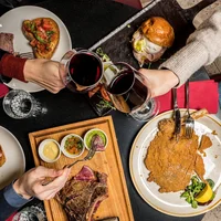 Vợ chồng Tăng Thanh Hà hẹn hò ở nhà hàng tại Italy