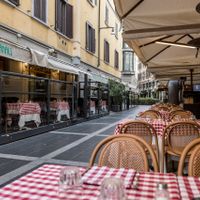 Vợ chồng Tăng Thanh Hà hẹn hò ở nhà hàng tại Italy