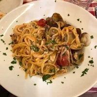 Vợ chồng Tăng Thanh Hà hẹn hò ở nhà hàng tại Italy