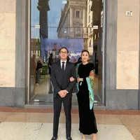 Vợ chồng Tăng Thanh Hà hẹn hò ở nhà hàng tại Italy