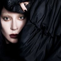 Lady Gaga bí ẩn trong bộ cánh all-black từ Alexander McQueen