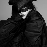 Lady Gaga bí ẩn trong bộ cánh all-black từ Alexander McQueen