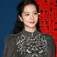 Jisoo vừa là công chúa, vừa là nữ hiệp sỹ khi dự show Dior Haute Couture Thu Đông 2024