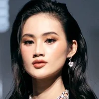 Tái xuất sàn diễn sau khi du học Úc, Hoa hậu Ý Nhi đã được giao ngay vai trò quan trọng, sánh bước cùng Nam vương Thế giới 2019