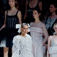 CHANEL FW24 HC: Vẻ đẹp của thời trang cao cấp qua vở Opera tại nhà hát Paris thế kỷ 19