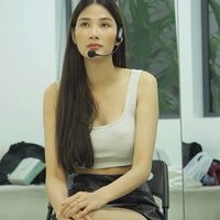 Hoàng Thùy và Dược sĩ Tiến