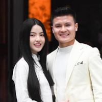 Quang Hải ghi điểm với hành động tinh tế trong lúc đưa bà xã đi sinh