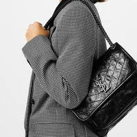 Giới trẻ Trung Quốc cuồng túi Gucci, giày Maison Margiela