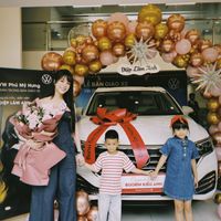 Diệp Lâm Anh tặng VW Viloran cho con gái lớn