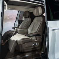 Diệp Lâm Anh tặng VW Viloran cho con gái lớn