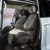 Diệp Lâm Anh tặng VW Viloran cho con gái lớn