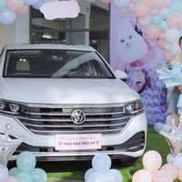 Diệp Lâm Anh tặng VW Viloran cho con gái lớn