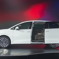 Diệp Lâm Anh tặng VW Viloran cho con gái lớn