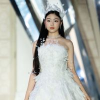 Lọ Lem "xé truyện bước ra", lần đầu catwalk trong show diễn của NTK Chung Thanh Phong