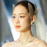 1 NTK Việt "chơi lớn" khi đưa trang sức kim cương hàng chục tỷ đồng vào show diễn, chế tác giới hạn cho mẫu váy cưới "thần tiên"