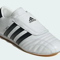 Soi tủ đồ sao từ trong nước đến quốc tế: Bật mí đôi giày adidas được Jennie lẫn Mono ưu ái