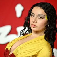 Charli XCX mang năng lượng Brat Girl vào chiến dịch H&M sắp ra mắt