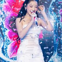 Chi Pu hát live