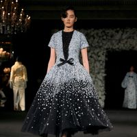 Richard Quinn RTW SS25: Công trình đồ sộ của những chiếc váy cưới cao cấp