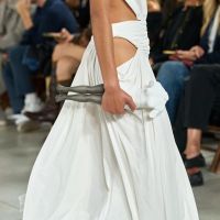 Moschino gây sốt với túi xách nồi nhôm tại Tuần lễ Thời trang Milan