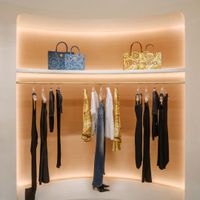Cửa hàng Versace tại Rex Hotel trở lại với diện mạo xa hoa, đẳng cấp