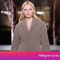 Tory Burch thu đông 2025 - đôi chân nữ thần, bờ vai quý cô hiện đại