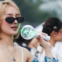Hàng nghìn người đổ về SVĐ Mỹ Đình xem concert cuối Anh trai say hi