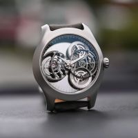 Đồng hồ có lịch trăng chuẩn xác đến năm 2147