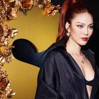 Lan Khuê mặc mốt hở nội y
