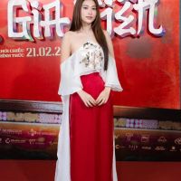 Lan Khuê mặc mốt hở nội y